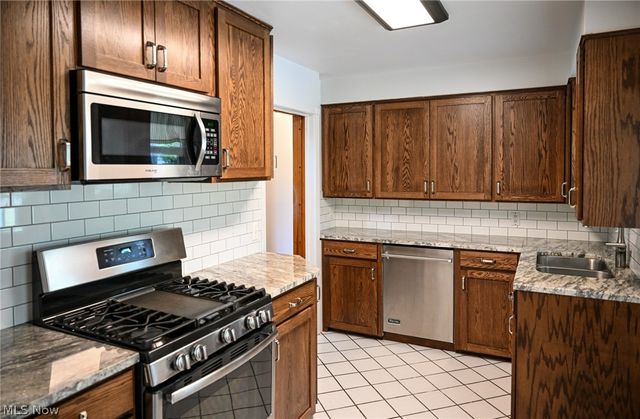 1313 Richmond Road, Lyndhurst, OH 44124