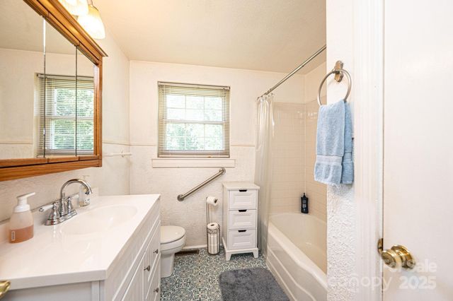 559 15th Avenue SE, Hickory, NC 28602