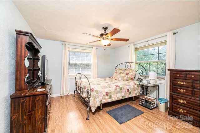 559 15th Avenue SE, Hickory, NC 28602