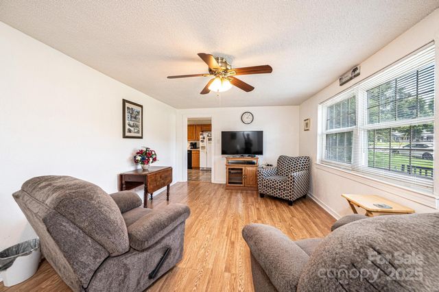 559 15th Avenue SE, Hickory, NC 28602