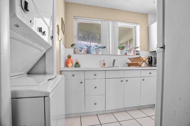 2748 NE 28th Ave 13, Lighthouse Point, FL 33064