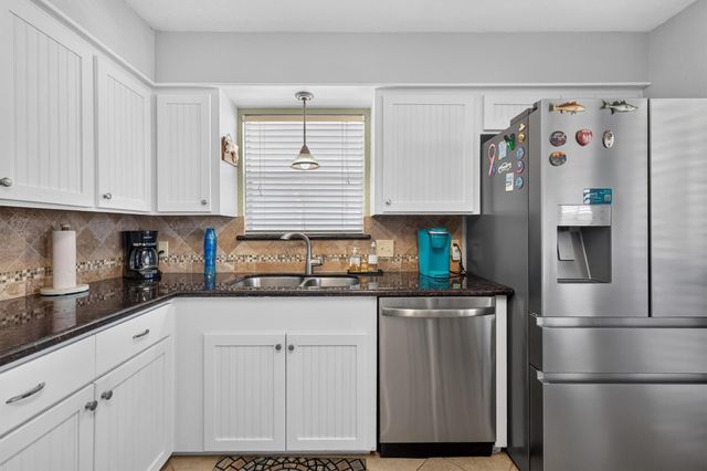 615 Warsaw Street, Bayou Vista, TX 77563