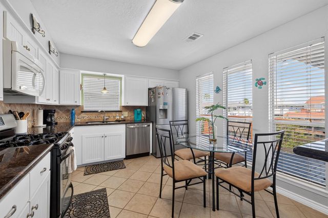 615 Warsaw Street, Bayou Vista, TX 77563