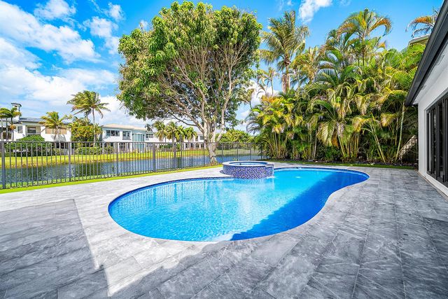 17585 Middlebrook Way, Boca Raton, FL 33496