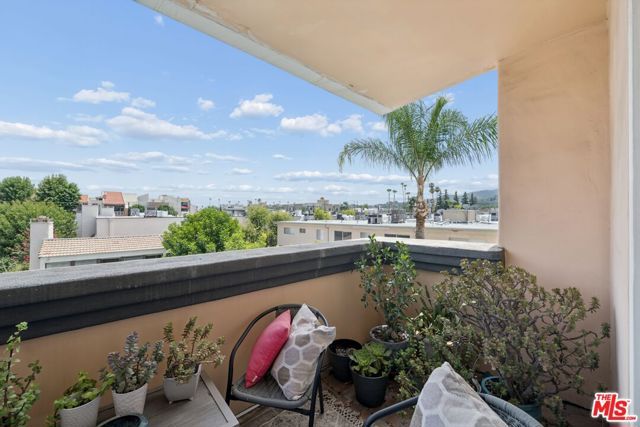 5224 Zelzah Avenue 209, Los Angeles, CA 91316