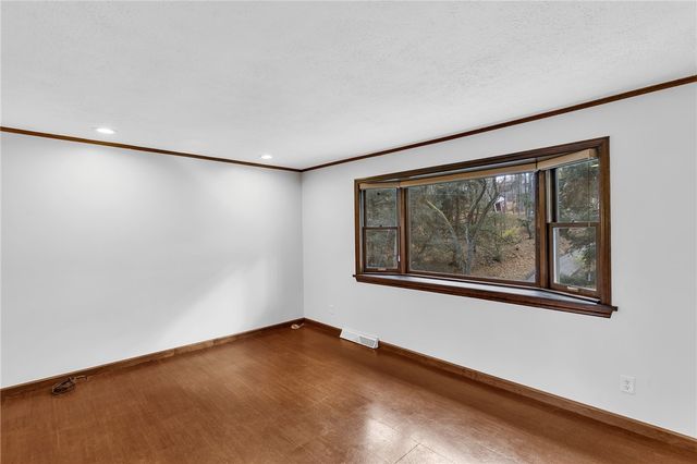 4099 Lee Manor Dr, Hampton, PA 15101