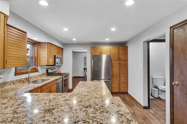 4099 Lee Manor Dr, Hampton, PA 15101