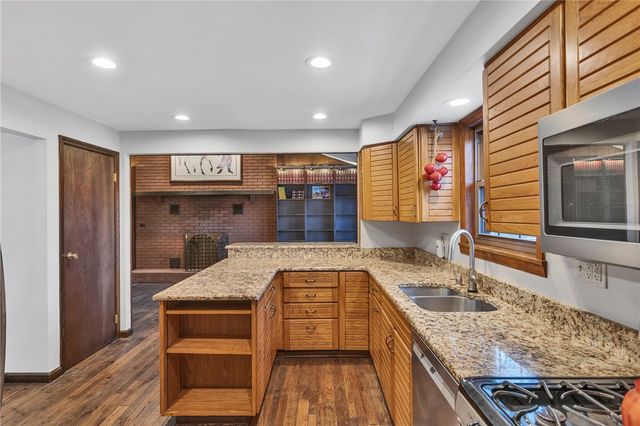 4099 Lee Manor Dr, Hampton, PA 15101