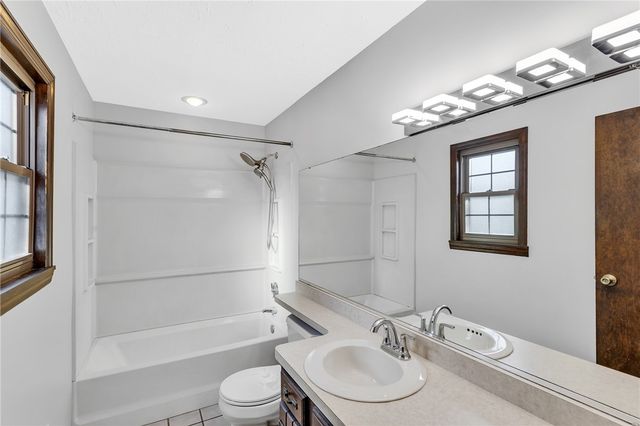 4099 Lee Manor Dr, Hampton, PA 15101