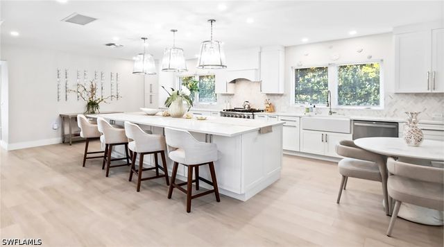 440 Kings Town DR, Naples, FL 34102