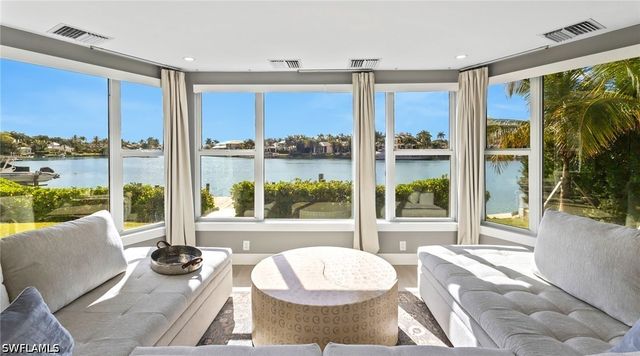 440 Kings Town DR, Naples, FL 34102