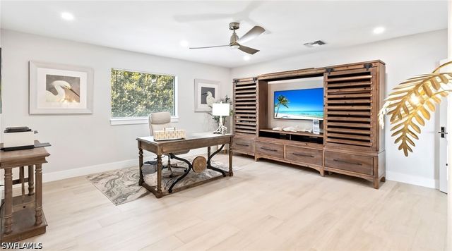 440 Kings Town DR, Naples, FL 34102