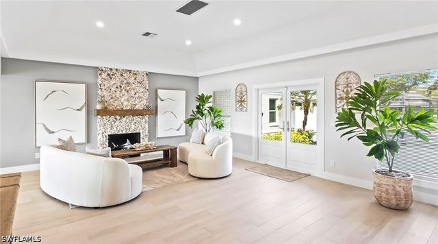 440 Kings Town DR, Naples, FL 34102
