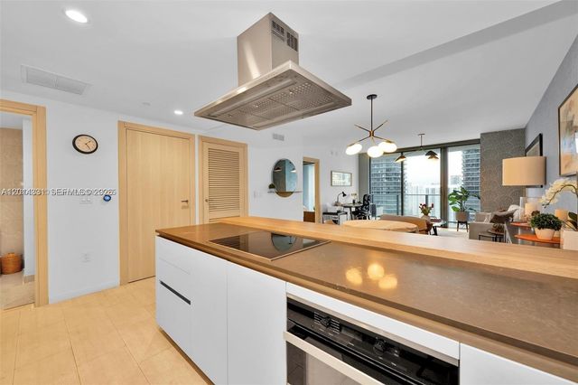 1000 Brickell Plz 3914, Miami, FL 33131