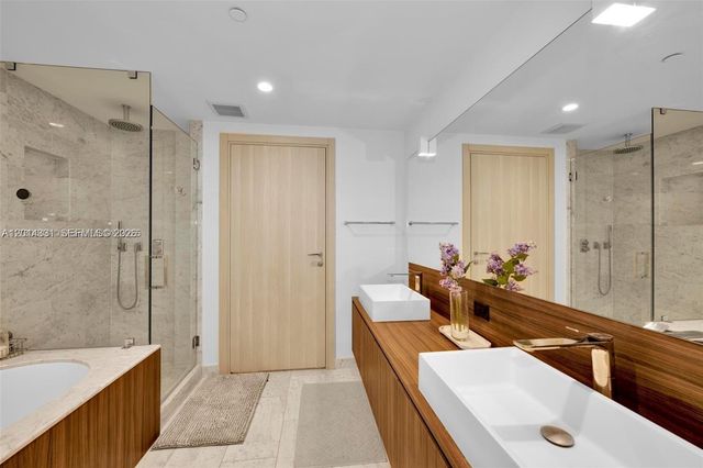 1000 Brickell Plz 3914, Miami, FL 33131