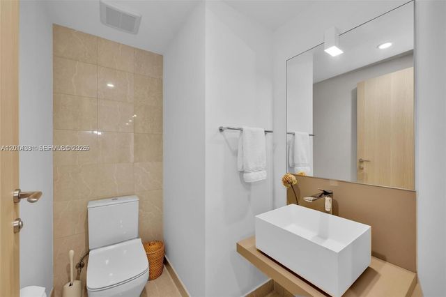 1000 Brickell Plz 3914, Miami, FL 33131