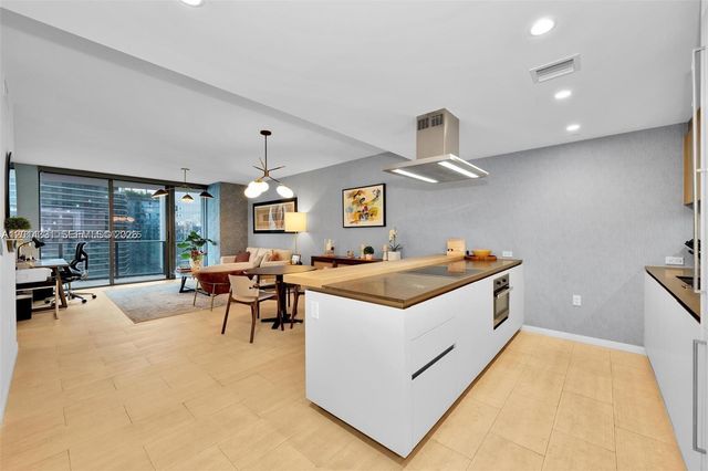 1000 Brickell Plz 3914, Miami, FL 33131
