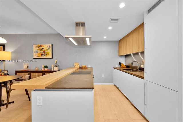 1000 Brickell Plz 3914, Miami, FL 33131