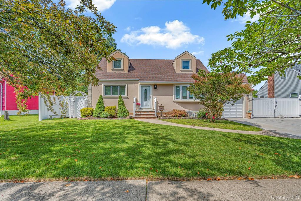 195 N Wisconsin Avenue, North Massapequa, NY 11758 — photo 2