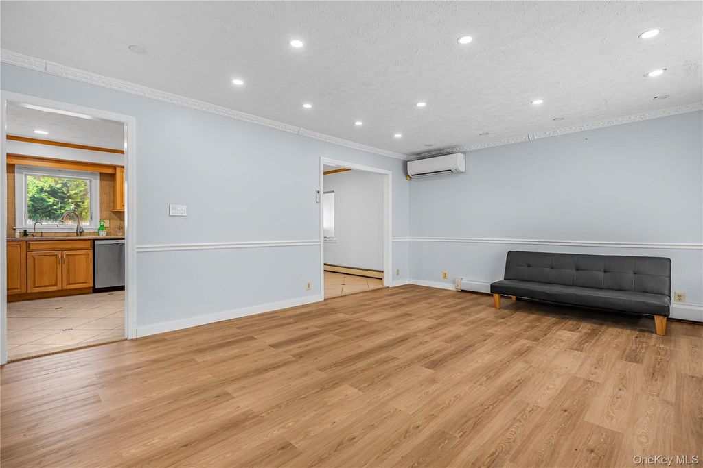 195 N Wisconsin Avenue, North Massapequa, NY 11758 — photo 5