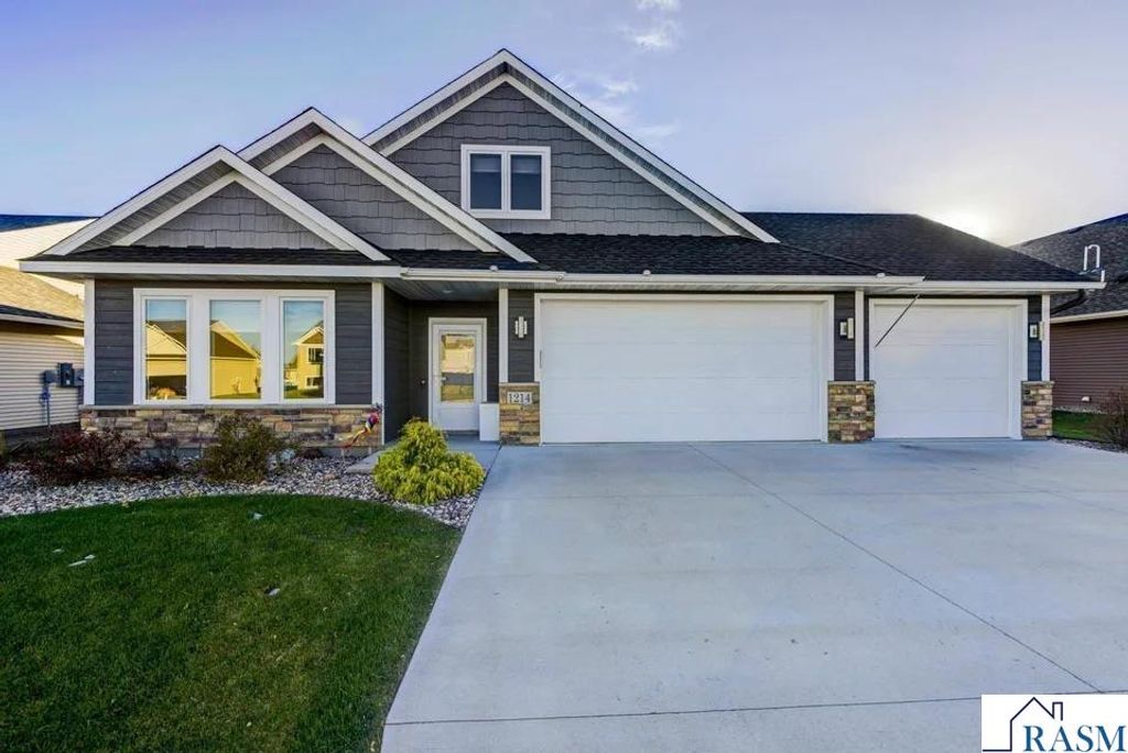 1214 SE Tikalsky Street, New Prague, MN 56071