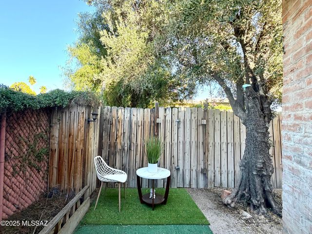 4202 N Limberlost Place, Tucson, AZ 85705