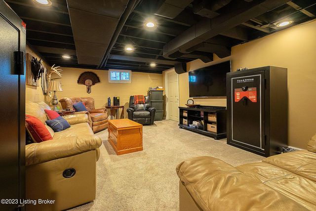 211 S Sherrin Ave, Louisville, KY 40207