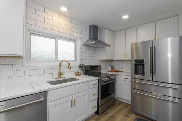 6908 W Allerton AVENUE, Greenfield, WI 53220