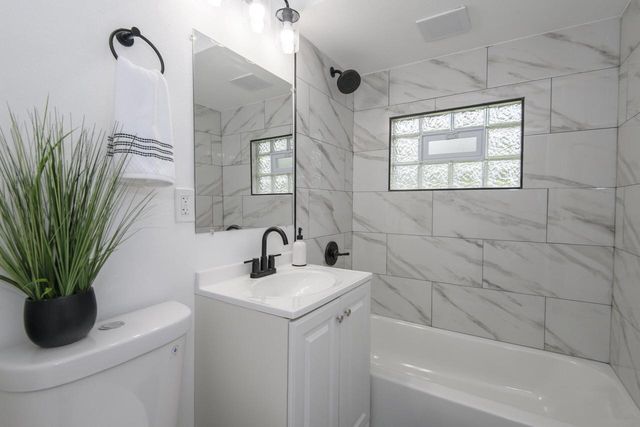 6908 W Allerton AVENUE, Greenfield, WI 53220