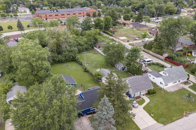 6908 W Allerton AVENUE, Greenfield, WI 53220