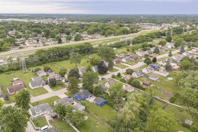 6908 W Allerton AVENUE, Greenfield, WI 53220
