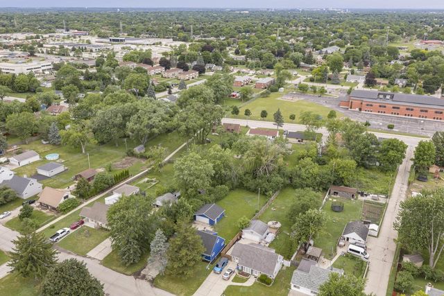 6908 W Allerton AVENUE, Greenfield, WI 53220