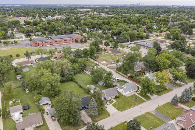 6908 W Allerton AVENUE, Greenfield, WI 53220