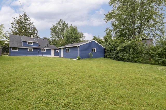 6908 W Allerton AVENUE, Greenfield, WI 53220