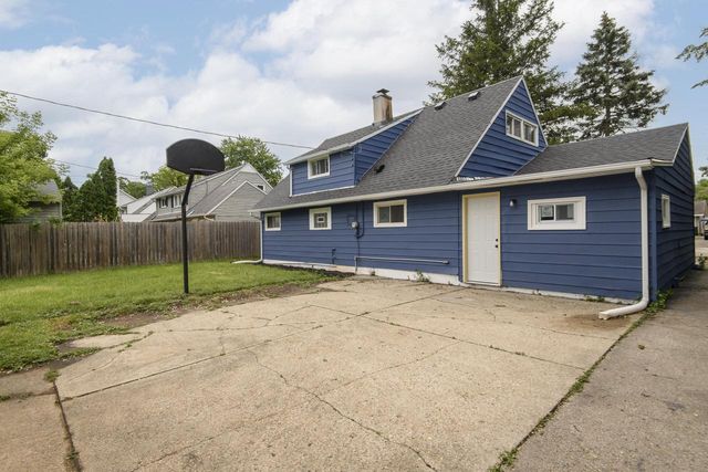 6908 W Allerton AVENUE, Greenfield, WI 53220