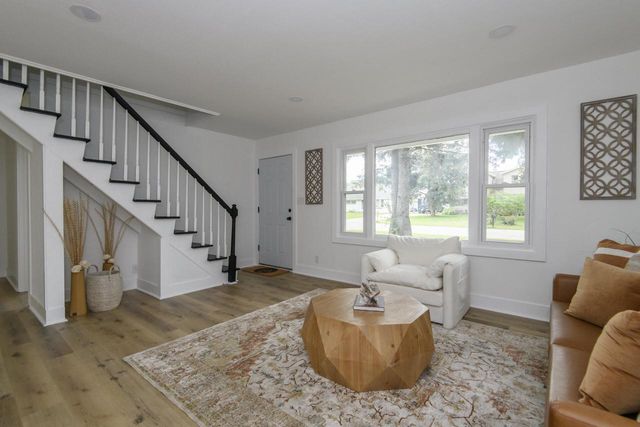 6908 W Allerton AVENUE, Greenfield, WI 53220