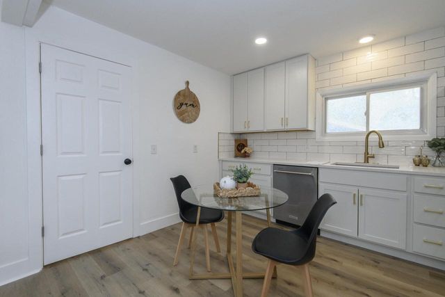 6908 W Allerton AVENUE, Greenfield, WI 53220
