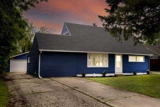 6908 W Allerton AVENUE, Greenfield, WI 53220