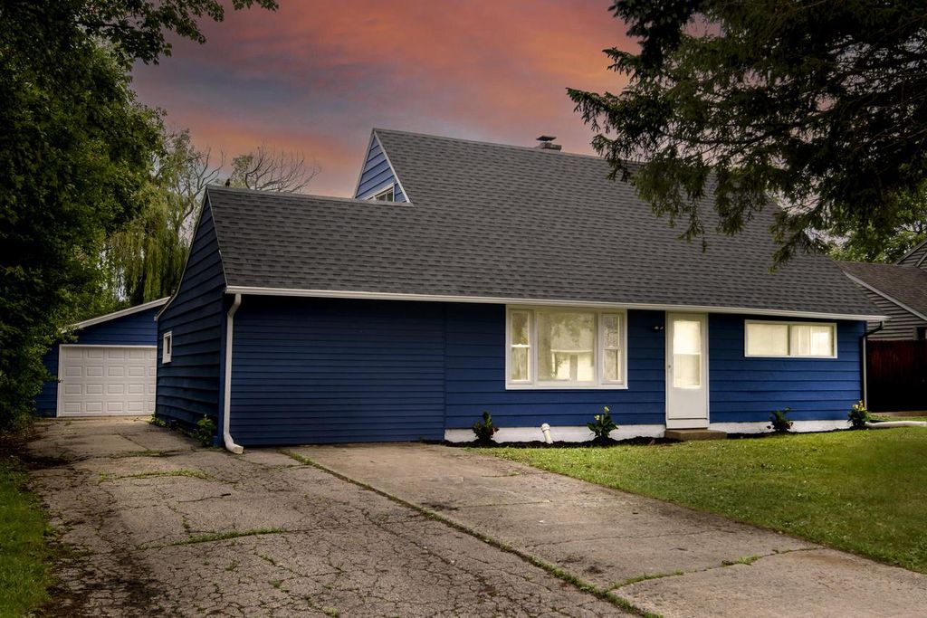 6908 W Allerton AVENUE, Greenfield, WI 53220