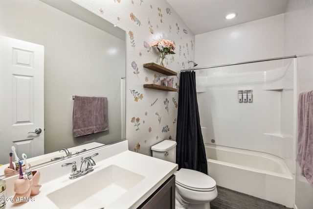 2022 W DESERT HOLLOW Drive, Phoenix, AZ 85085