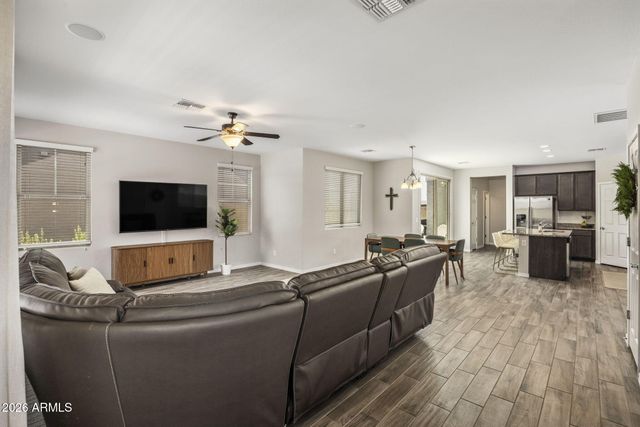 2022 W DESERT HOLLOW Drive, Phoenix, AZ 85085