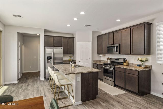 2022 W DESERT HOLLOW Drive, Phoenix, AZ 85085