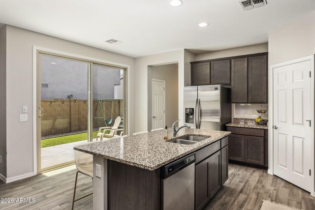 2022 W DESERT HOLLOW Drive, Phoenix, AZ 85085