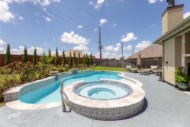 99 Zenith Lane, Sugar Land, TX 77498