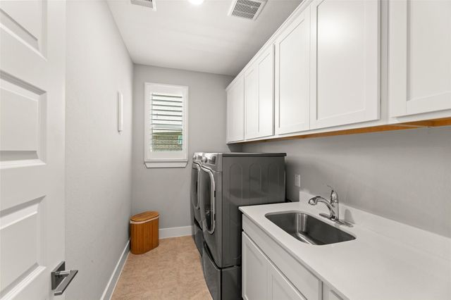 99 Zenith Lane, Sugar Land, TX 77498