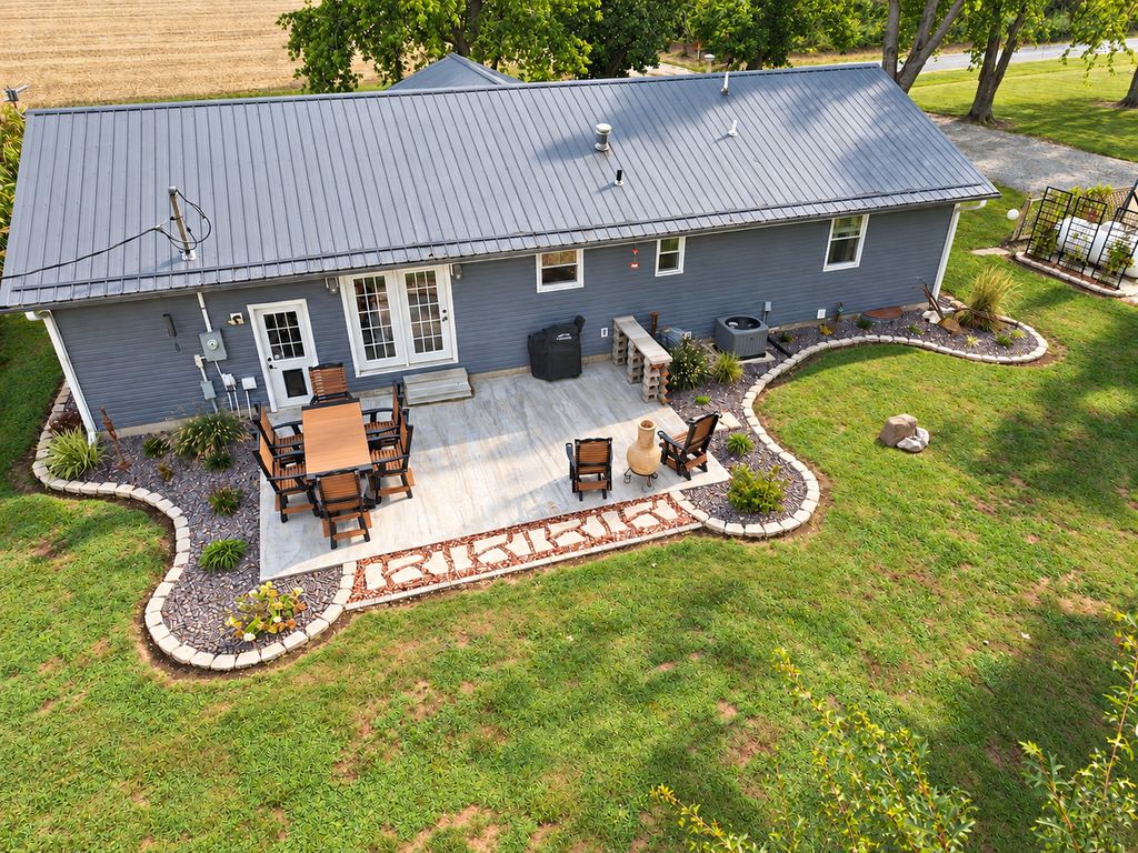 Image 2 of property listing at 8015 Brubaker Road, Iuka, IL 62849
