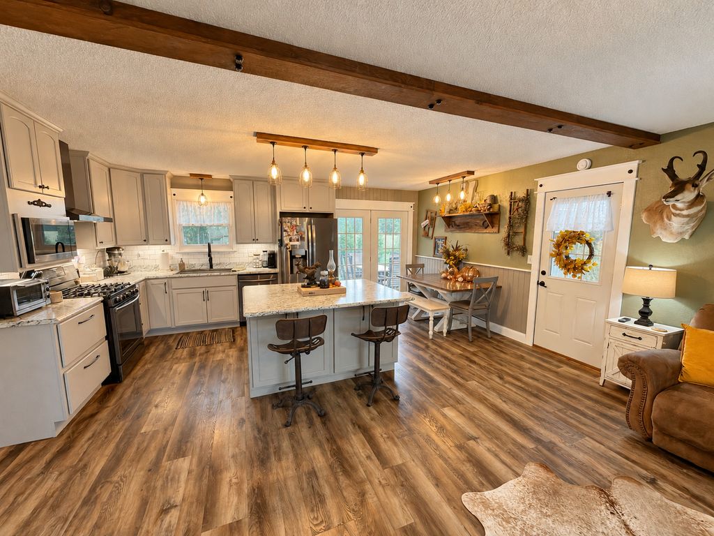 Image 12 of property listing at 8015 Brubaker Road, Iuka, IL 62849