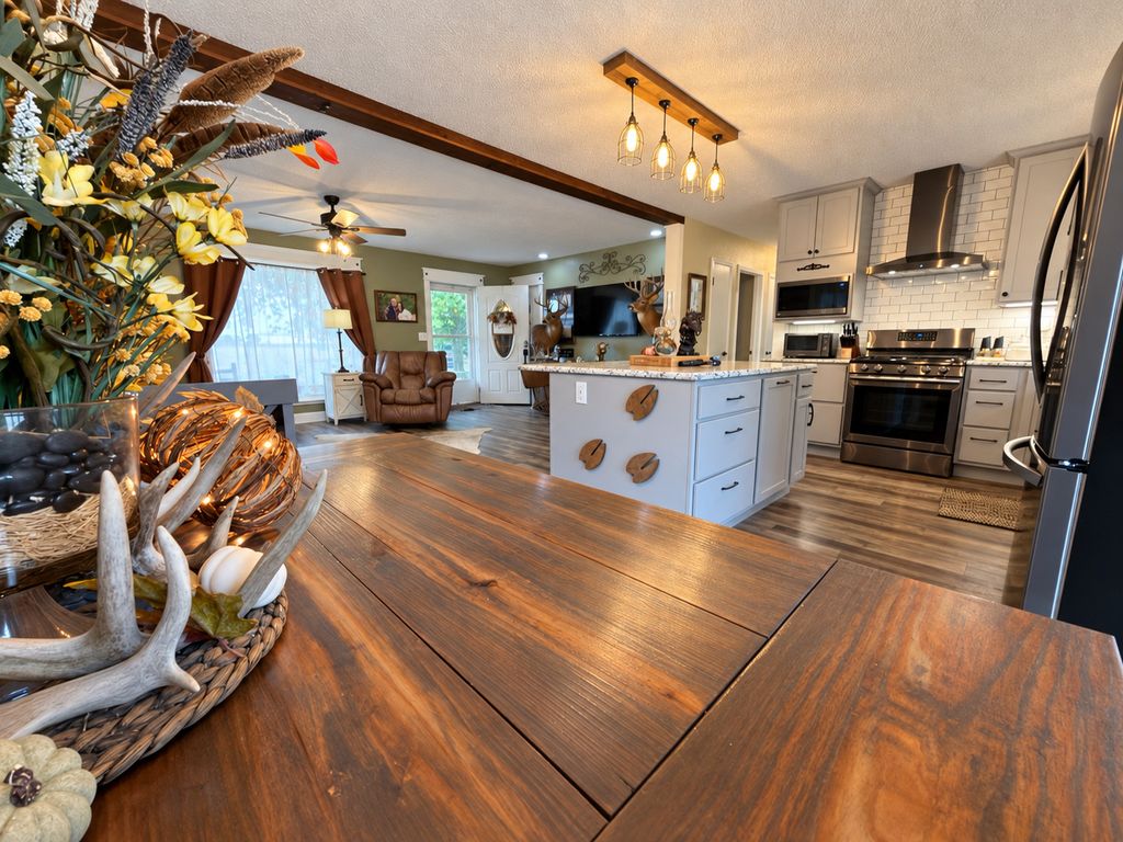 Image 13 of property listing at 8015 Brubaker Road, Iuka, IL 62849