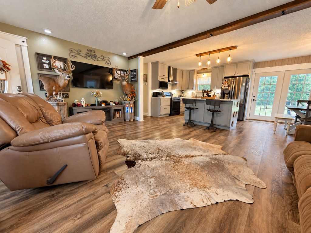Image 14 of property listing at 8015 Brubaker Road, Iuka, IL 62849