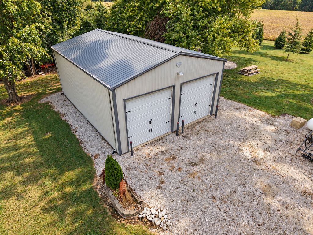 Image 3 of property listing at 8015 Brubaker Road, Iuka, IL 62849